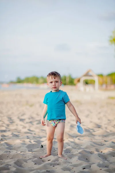 Rapaz a brincar na praia. Criança brinca no mar em férias em família de verão — Fotografia de Stock