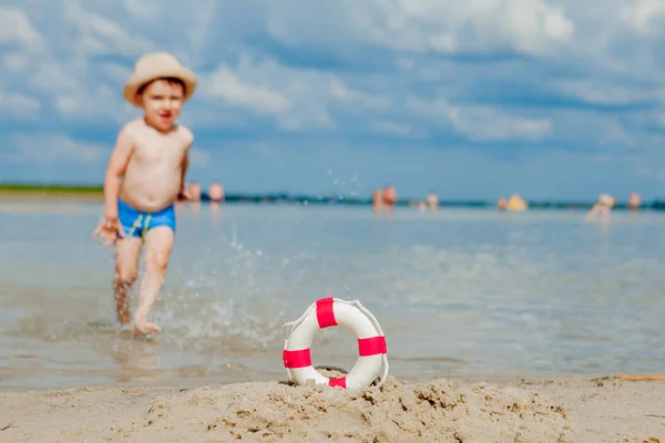 婴儿背景在海滩上的Lifebuoy的特写镜头。水上安全. — 图库照片
