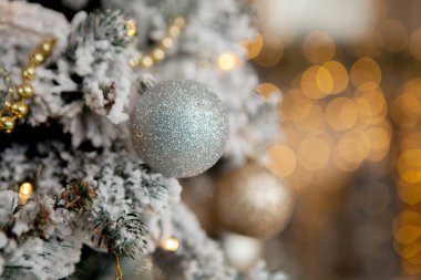 Oyuncaklar ve bokee arka plan üzerinde mutlu bir yeni yıl için dekoratif snow ile Noel ağacı