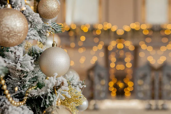 Arbre de Noël avec jouets et neige décorative pour une bonne année sur fond de bokee — Photo