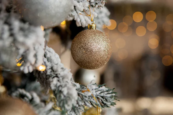 Arbre de Noël avec jouets et neige décorative pour une bonne année sur fond de bokee — Photo