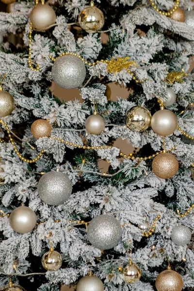 Feast of Christmas. Beautifully decorated house with a Christmas tree ipodarkami underneath — Stock Photo, Image