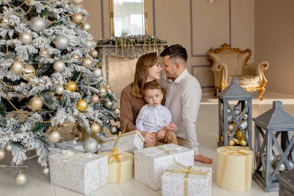 Trocando presentes de Natal família feliz no Natal abrindo presentes juntos — Fotografia de Stock