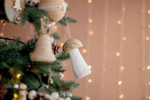 Árvore de Natal com brinquedos e neve decorativa para um feliz ano novo no fundo do bokee — Fotografia de Stock