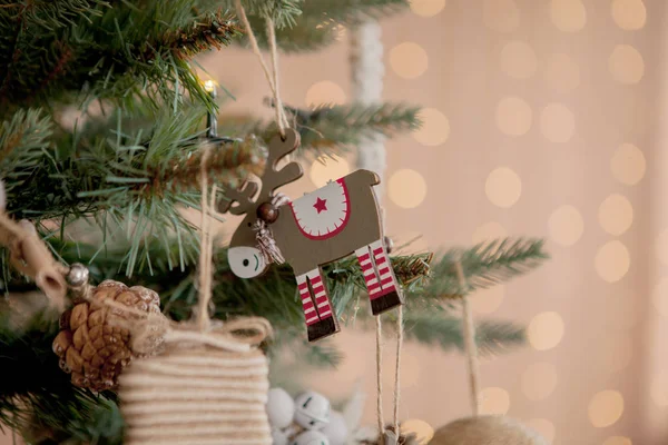 Arbre de Noël avec jouets et neige décorative pour une bonne année sur fond de bokee — Photo