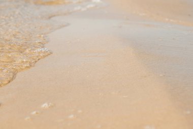 Bir plajda denizin içinde belgili tanımlık geçmiş ile çakıl