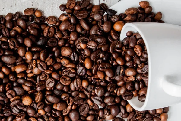 Fekete kávé fehér pohár és kávébab a könnyű fa backg — Stock Fotó