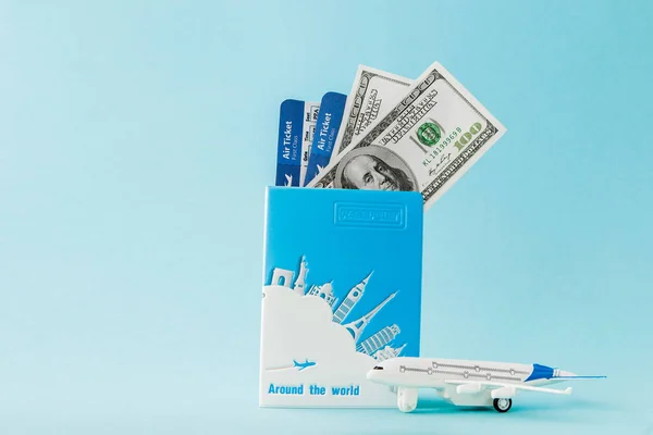 Pas, dolary, letenku a letenky na modré pozadí. Tr — Stock fotografie