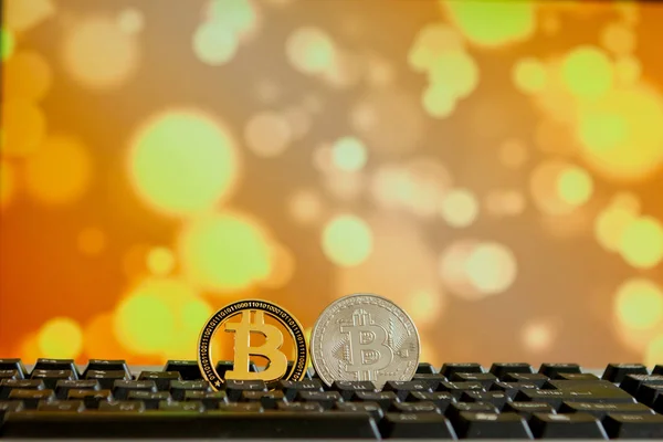 Bitcoin valuta sul computer tastiera su sfondo bokee. Virtua — Foto Stock