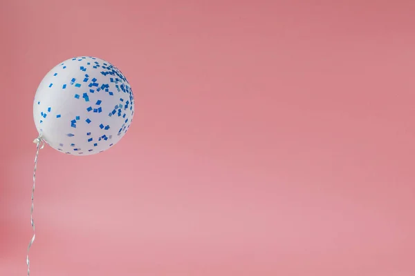 Feestelijke roze achtergrond. Stralende sterren en ballon op lichtroze — Stockfoto
