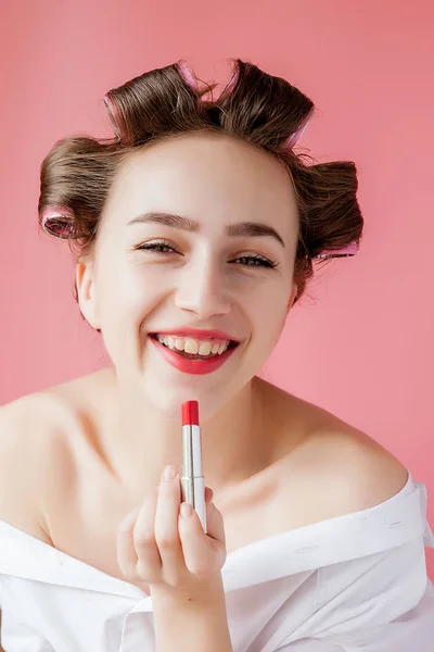 Nahaufnahme Porträt der schönen Mädchen setzen auf roten Lippenstift — Stockfoto