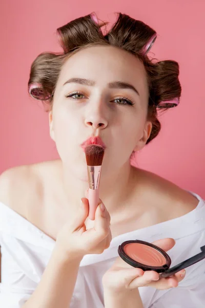 Lápiz de ojos maquillaje belleza cuidado mujer. Chica poniendo lápiz de ojos c —  Fotos de Stock