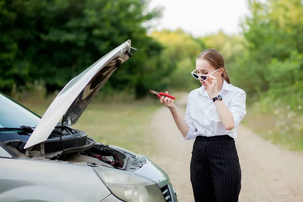 彼女の車が壊れた後、道端の若い女性は彼女のop — ストック写真