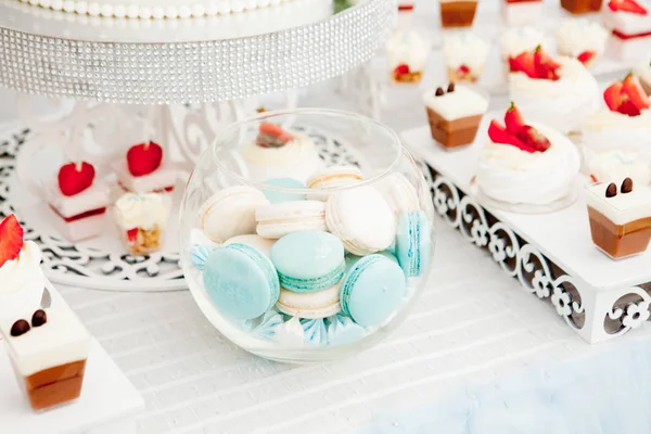 Makkaroni auf einem süßen Tisch. viele leckere Süßigkeiten und Schönheit auf dem Tisch zum Feiern. — Stockfoto