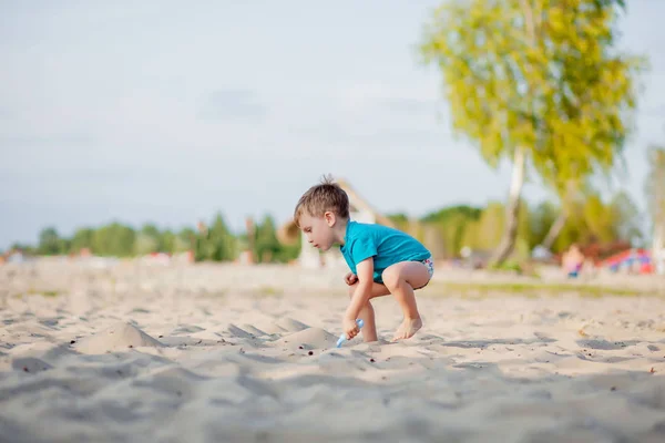 Chico jugando en la playa. Juego de niños en el mar en vacaciones familiares de verano — Foto de Stock