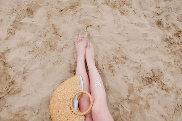 Κορίτσι λάδι σπρέι μαυρίσματος της προστασίας των ποδιών από την ακτινοβολία UV του ήλιου — Φωτογραφία Αρχείου