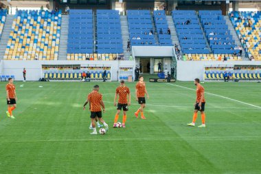 Lviv, Ukrayna - 18 Ağustos 2019: Shakhtar Donetsk - Lviv, Ukrayna arasında oynanan Ukrayna Şampiyonası maçında maç öncesi antrenman oyuncuları Shakhtar