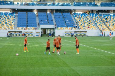 Lviv, Ukrayna - 18 Ağustos 2019: Shakhtar Donetsk - Lviv, Ukrayna arasında oynanan Ukrayna Şampiyonası maçında maç öncesi antrenman oyuncuları Shakhtar