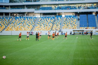 Lviv, Ukrayna - 18 Ağustos 2019: Shakhtar Donetsk - Lviv, Ukrayna arasında oynanan Ukrayna Şampiyonası maçında maç öncesi antrenman oyuncuları Shakhtar