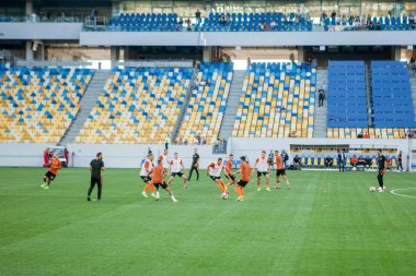 Lviv, Ukrayna - 18 Ağustos 2019: Shakhtar Donetsk - Lviv, Ukrayna arasında oynanan Ukrayna Şampiyonası maçında maç öncesi antrenman oyuncuları Shakhtar