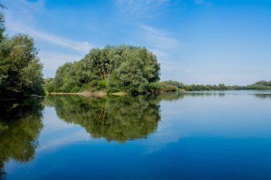 Nehrin arka planına karşı mavi güzel gökyüzü. Bulutlar bir