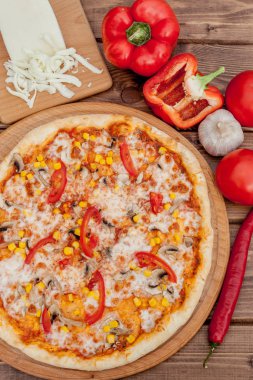 Tahta masa arkasında pizza ve kırmızı şarap. Kopyalama alanı olan üst görünüm
