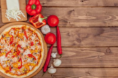 Ahşap masa arka planda pizza ve kırmızı şarap. Polis ile üst görünüm