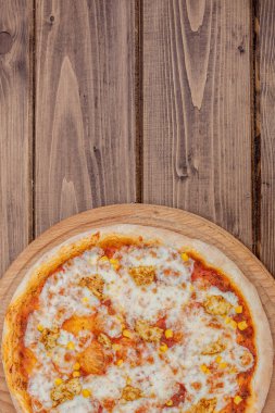 Koyu rustik ahşap arka plan üzerinde Hawaii pizza. Üstgörünüm, kopyala 