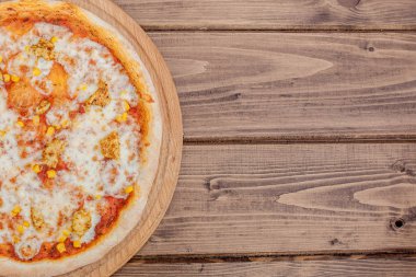 Koyu rustik ahşap arka plan üzerinde Hawaii pizza. Üst görünüm, kopyalama alanı