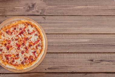 Pizza restoran menü - sosis ve biber lezzetli baharatlı Pizza. Pizza malzemelerle rustik ahşap masa üzerinde