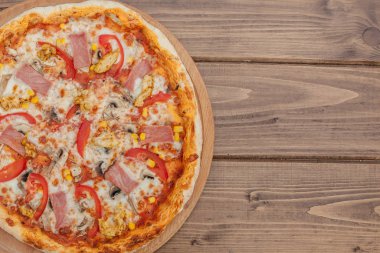 Mozzarella peynirli Pepperoni Pizza, Jambon, Domates, biber, Baharatlar . İtalyan pizzası.