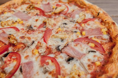 Mozzarella peynirli Pepperoni Pizza, Jambon, Domates, biber, Baharatlar . İtalyan pizzası.