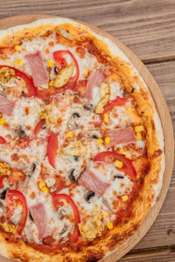 Mozzarella peynirli Pepperoni Pizza, Jambon, Domates, biber, Baharatlar . İtalyan pizzası.