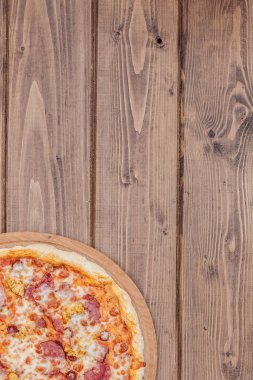 Mozzarella peynirli pizza, salam, domates, biber, baharat. İtalyan pizzası