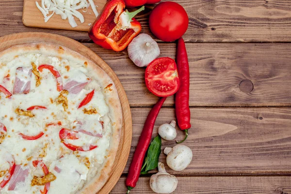 Tuscan Classic Pizza en la mesa de madera, vista superior. Comida vegetariana — Foto de Stock