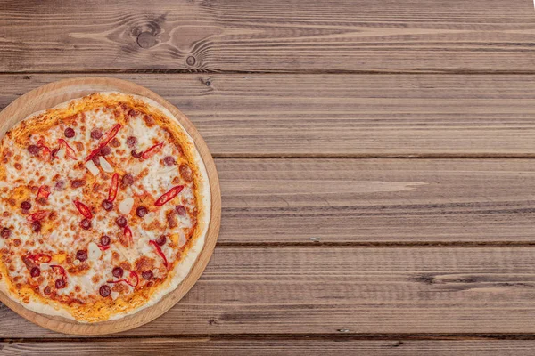 Pizza restoran menü - sosis ve biber lezzetli baharatlı Pizza. Pizza malzemelerle rustik ahşap masa üzerinde