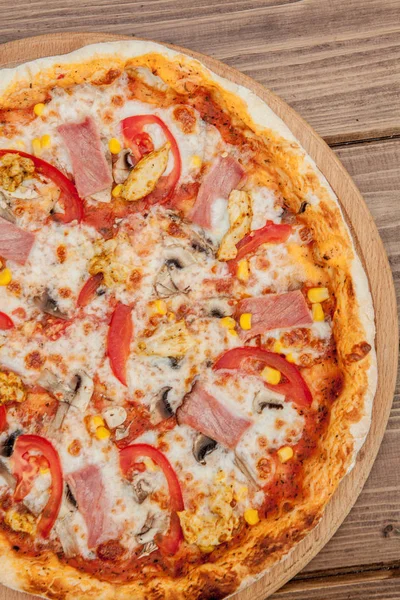 Mozzarella peynirli Pepperoni Pizza, Jambon, Domates, biber, Baharatlar . İtalyan pizzası.