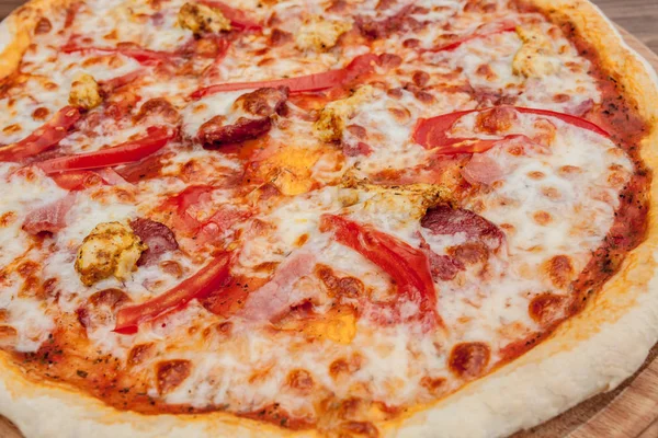 Mozzarella peynirli pizza, salam, domates, biber, baharat. İtalyan pizzası