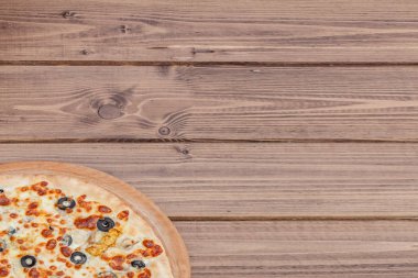 Mozzarella peynirli pizza, tavuk, zeytin, baharat. İtalyan pizzası