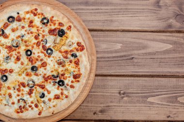 Mozzarella peynirli pizza, tavuk, zeytin, baharat. İtalyan pizzası