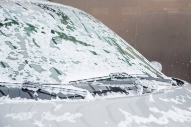 Arabayı self servis lavaboda köpükle yıkama