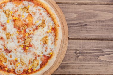 Koyu rustik ahşap arka plan üzerinde Hawaii pizza. Üst görünüm, kopyalama alanı