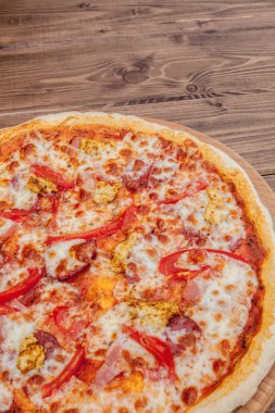 Mozzarella peynirli Pizza, salam, Domates, biber, Baharatlar. 