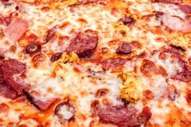 Mozzarella peynirli Pizza, salam, Domates, biber, Baharatlar. 