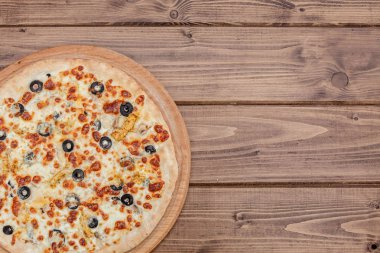 Mozzarella peynirli pizza, tavuk, zeytin, baharat. İtalyanca 