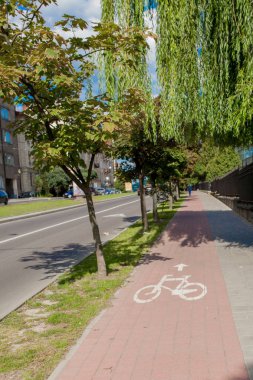 Şehir st park yolu ve kaldırım arasında korumalı bisiklet yolu