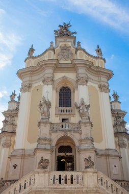 Lviv, Ukrayna - 18 Ağustos 2019: St. George Katedrali bir bar