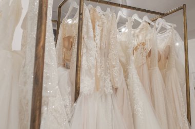 Arka plan damızlık üzerinde bir askı asılı elbiseler çeşitleri