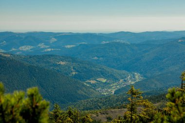 F ile kaplı dağ zirveleri ile güzel dağ manzarası