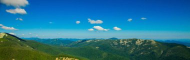 Yaz güneşli bir günde Karpat dağlarının Panoraması, Ukrayna'da seyahat. Doğanın güzelliği kavramı.